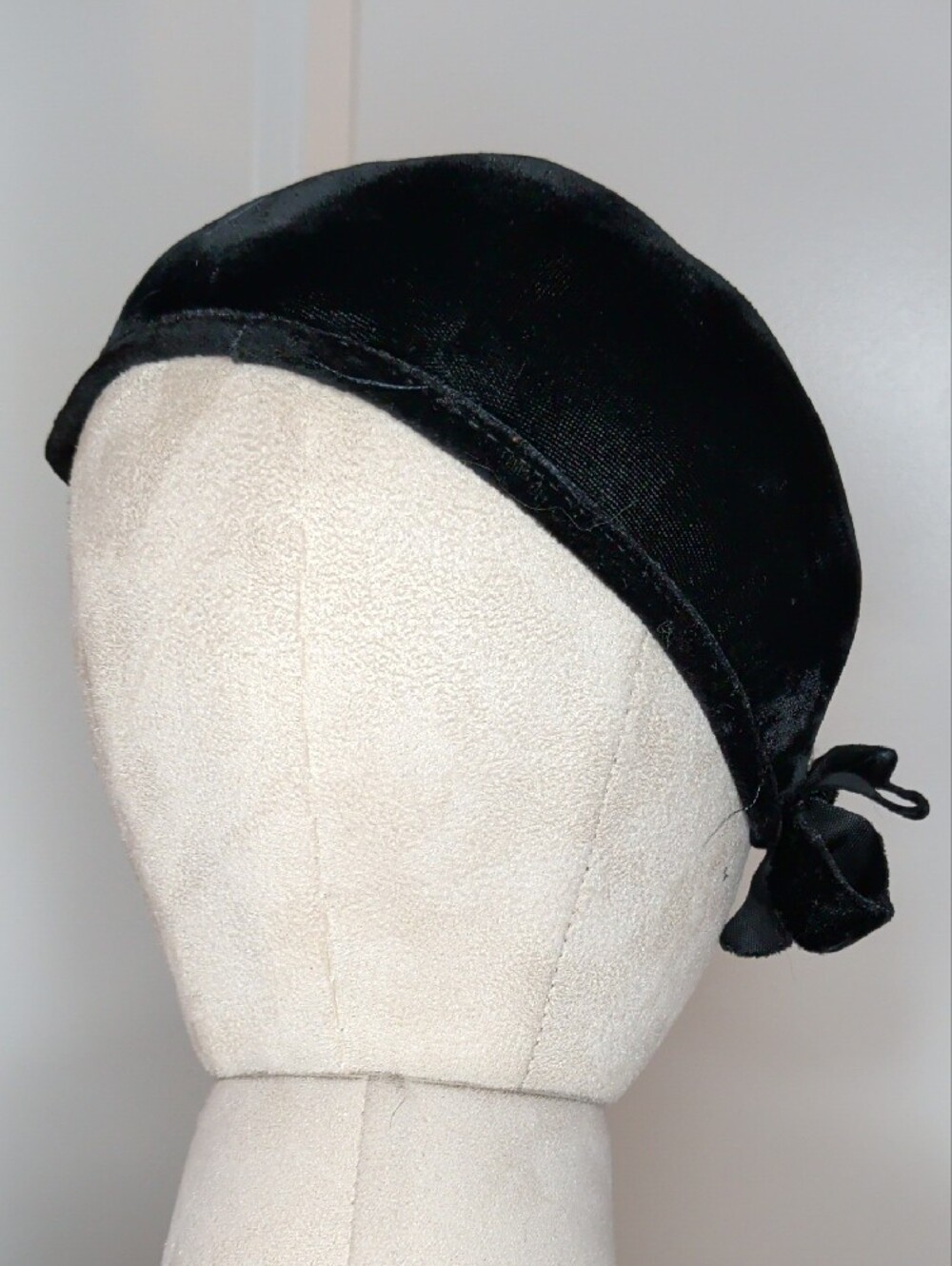 Vintage 40s Black Velvet Juliet Cap Pearl Fascinator Hat Flapper Girl Formal - Picture 4 of 6